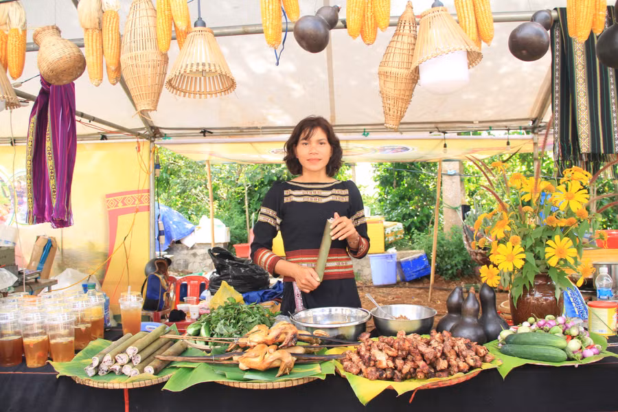nhon-nhip-cac-dich-vu-thoi-vu-phuc-vu-du-khach-mua-le-hoi-o-chu-dang-ya-3466.jpg