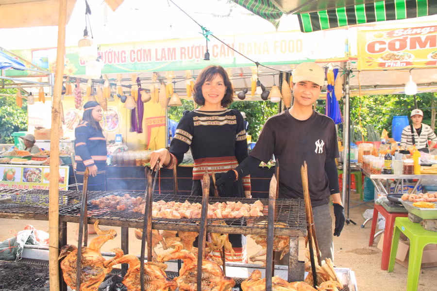 nhon-nhip-cac-dich-vu-thoi-vu-phuc-vu-du-khach-mua-le-hoi-o-chu-dang-ya-7470.jpg