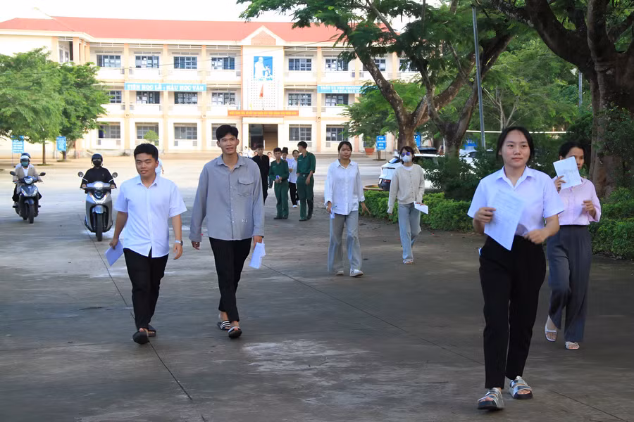 cac-thi-sinh-tai-diem-thi-truong-thcs-nguyen-du-tp-pleiku-hoan-thanh-bai-thi-voi-tam-the-phan-khoi-va-tu-tin-anh-hh.jpg