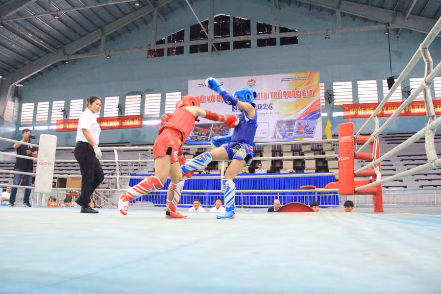 cac-tran-dau-dien-ra-soi-noi-quyet-liet-voi-nhung-man-ra-don-dep-mat.jpg
