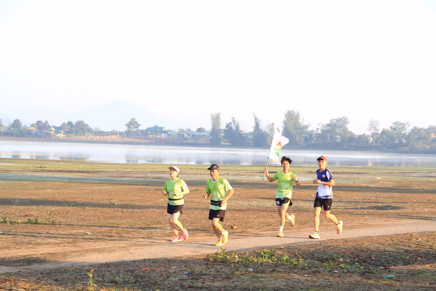 nhung-la-co-cua-gia-lai-nam-du-lich-quoc-gia-2026-duoc-cac-van-dong-vien-mang-tung-bay-tren-cac-duong-chay-anh-hoang-hoai.jpg
