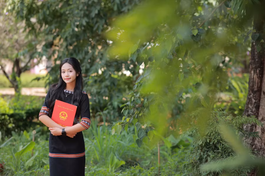 ban-y-mai-diem-lop-12a9-truong-thpt-nguyen-hue-huyen-dak-doa-chon-chup-ky-yeu-voi-bo-do-truyen-thong-cua-nguoi-dan-toc-bannar-anh-ha-van-tien.jpg