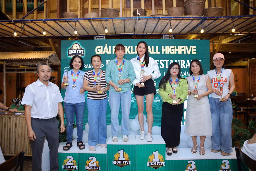 ban-to-chuc-trao-giai-cho-cac-van-dong-vien-xuat-sac-o-noi-dung-doi-nu-trinh-44-anh-hm.jpg