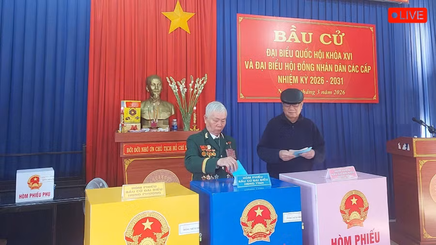 cac-dong-chi-nguyen-lanh-dao-tinh-den-bo-phieu-tai-khu-vuc-so-12-phuong-dien-hong-1252.jpg