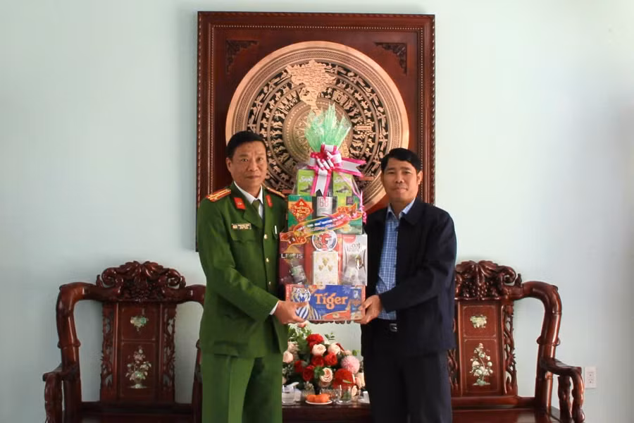 chu-tich-uy-ban-mttq-viet-nam-tinh-tran-minh-son-bia-phai-tang-qua-cho-can-bo-chien-si-trai-giam-gia-trung-anh-hoang-hoai.jpg