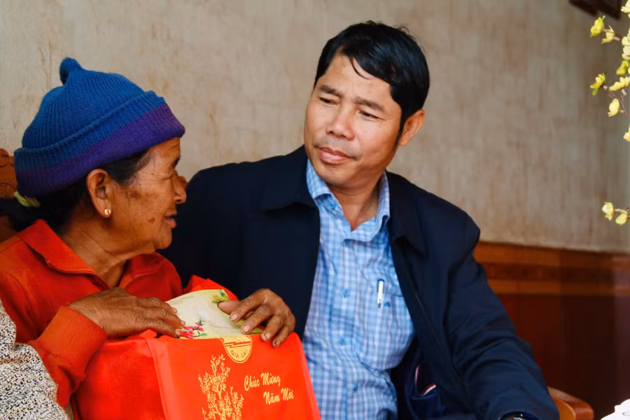 chu-tich-uy-ban-mttq-viet-nam-tinh-tran-minh-son-tham-tang-qua-gia-dinh-ba-nem-nguoi-co-cong-voi-cach-mang-tru-lang-roh-xa-lo-pang-anh-hoang-hoai.jpg