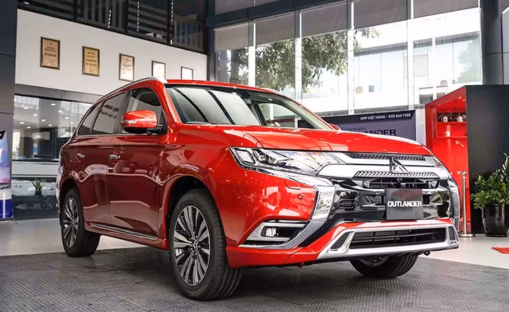 banner-26-9-gia-xe-mitsubishi-outlander-thang-9-2024-giam-50-le-phi-truoc-ba-22-1727289109-899-width740height454-3509.jpg