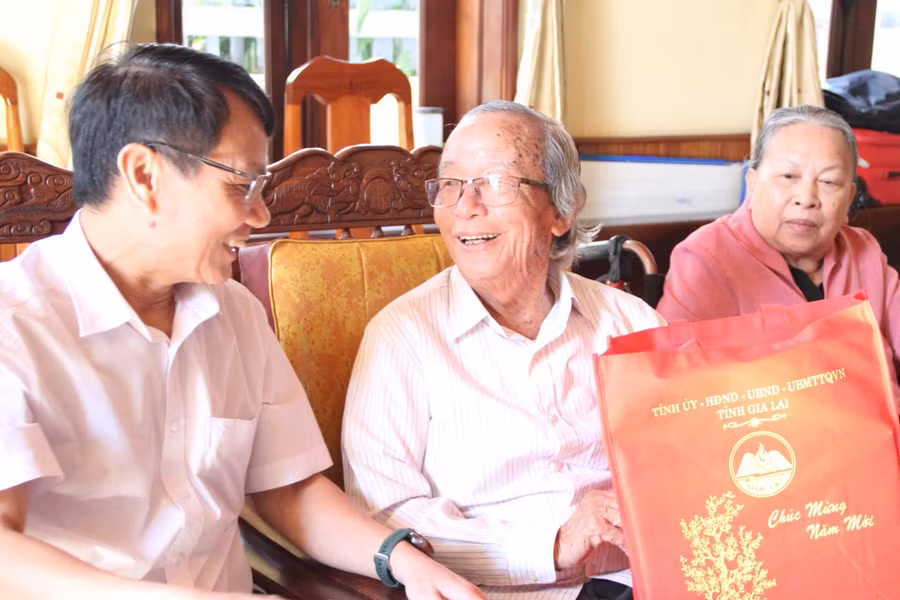 bi-thu-thanh-uy-chuc-tet-gia-dinh-co-cong-tren-dia-ban.jpg