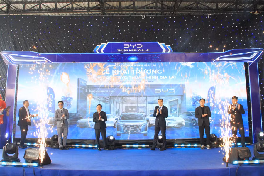 nghi-thuc-bam-nut-khai-truong-mo-dau-cho-viec-dua-showroom-byd-thuan-minh-gia-lai-vao-hoat-dong-phuc-vu-khach-hang-tai-gia-lai.jpg