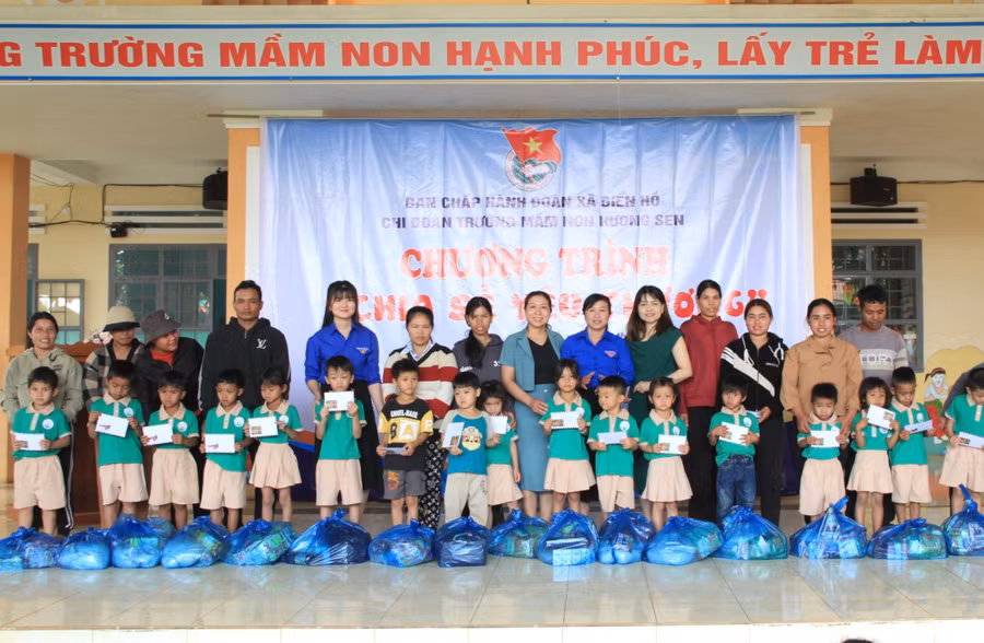 chi-doan-truong-mam-non-huong-sen.jpg