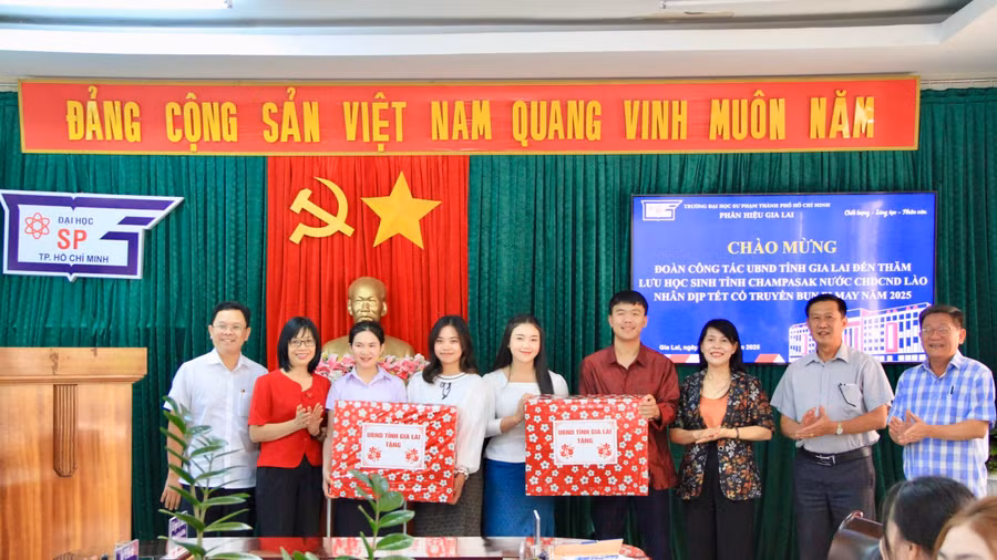 dong-chi-nguyen-thi-thanh-lich-tang-qua-cho-luu-hoc-sinh-lao-tai-gia-lai.jpg