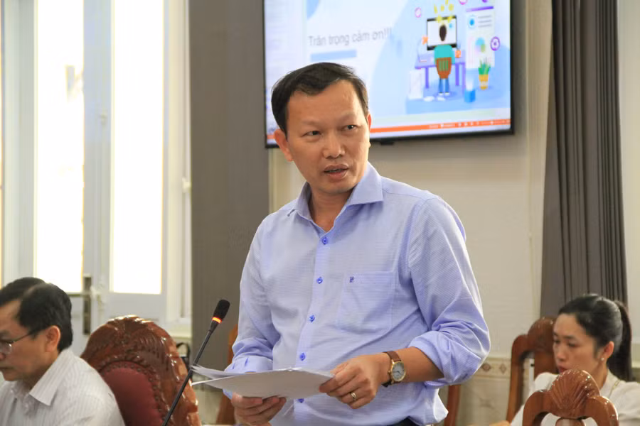 thanh-vien-hoi-dong-nghiem-thu-dong-gop-y-kien-hoan-thien-de-tai-anh-hoang-hoai.jpg