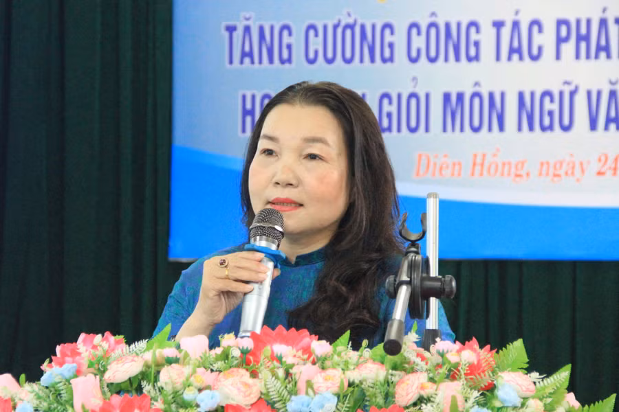 ba-le-thi-thu-hieu-truong-truong-thpt-chuyen-hung-vuong.jpg