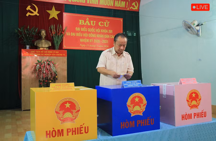 dong-chi-chau-ngoc-tuan-bo-phieu-bau-cu-9210.jpg