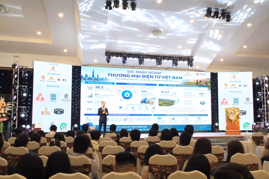 ong-do-huu-hung-pho-chu-tich-hiep-hoi-thuong-mai-dien-tu-viet-nam-vecom-ceo-accesstrade-viet-nam-trinh-bay-toan-canh-thuong-mai-dien-tu-va-cac-mo-hinh-tang-truong-tren-social-e-commerce.jpg