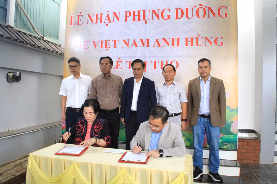 nghi-thuc-ky-ket-nhan-phung-duong-me-viet-nam-anh-hung-le-thi-tho.jpg