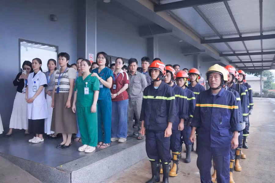 Lực lượng tham gia thực tập thực hiện nhiệm vụ theo tình huống giả định được xây dựng tại Bệnh viện Hùng Vương Gia Lai. Ảnh: ĐVCC