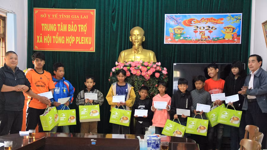 trao-100-suat-qua-cho-tre-em-khuyet-tat-mo-coi-hoan-canh-dac-biet.jpg