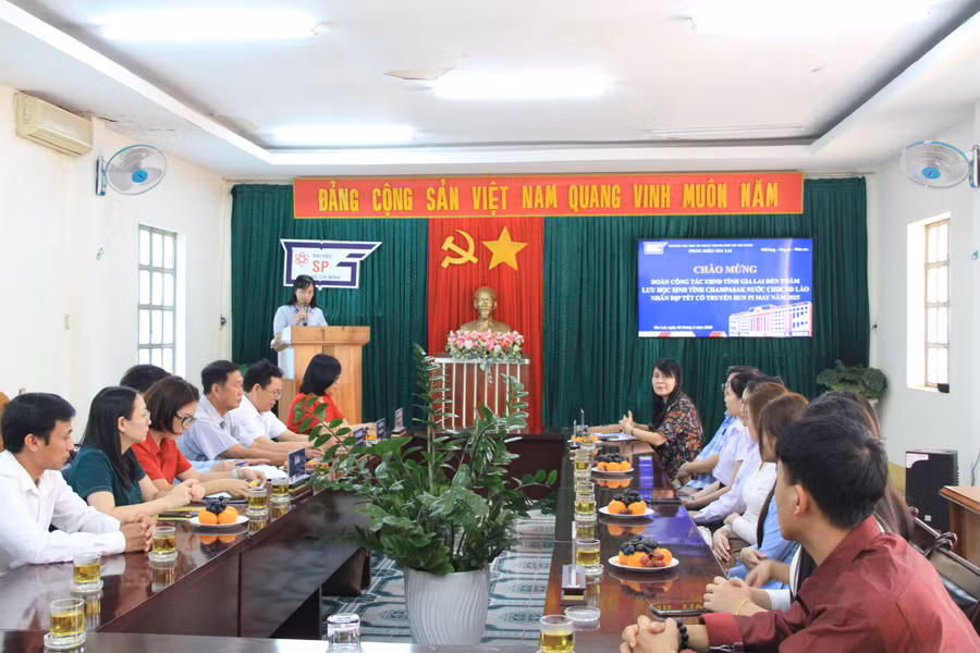 quang-canh-buoi-gap-mat.jpg