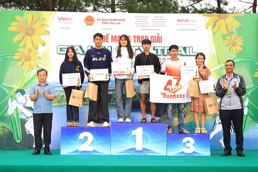 dai-dien-btc-trao-giai-cho-top-3-chung-cuoc-cu-ly-10km-anh-hh.jpg