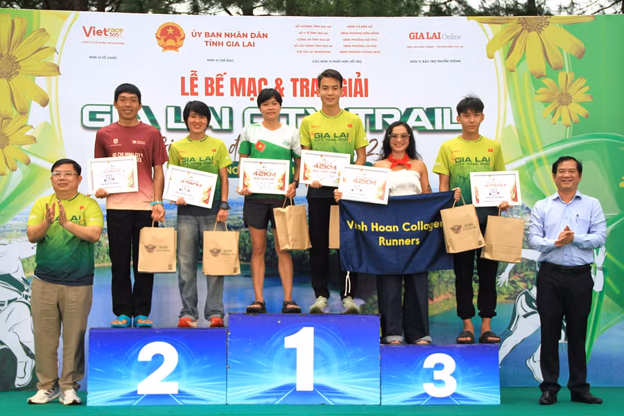 dai-dien-btc-trao-giai-cho-top-3-chung-cuoc-cu-ly-42km-anh-hh.jpg