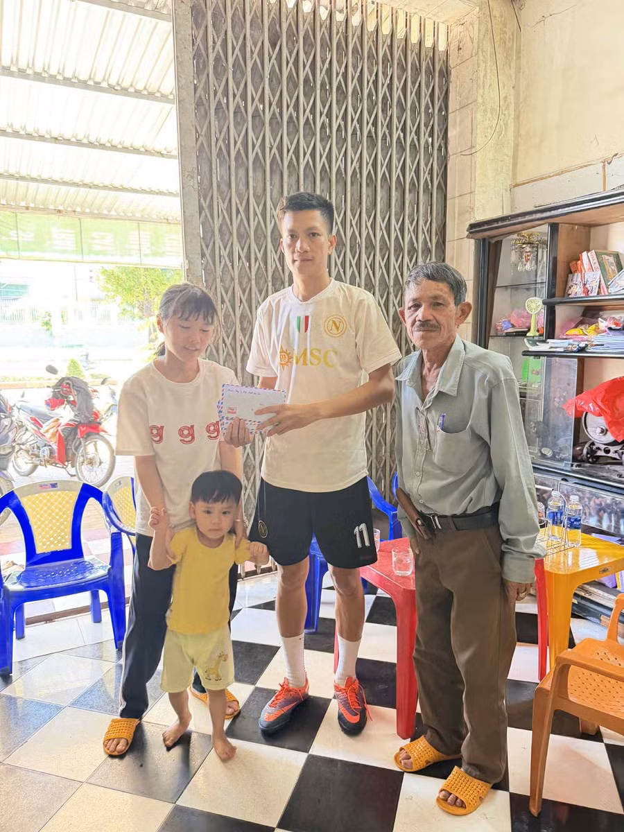 giai-bong-da-s5-giao-huu-thien-nguyen-trao-qua.jpg