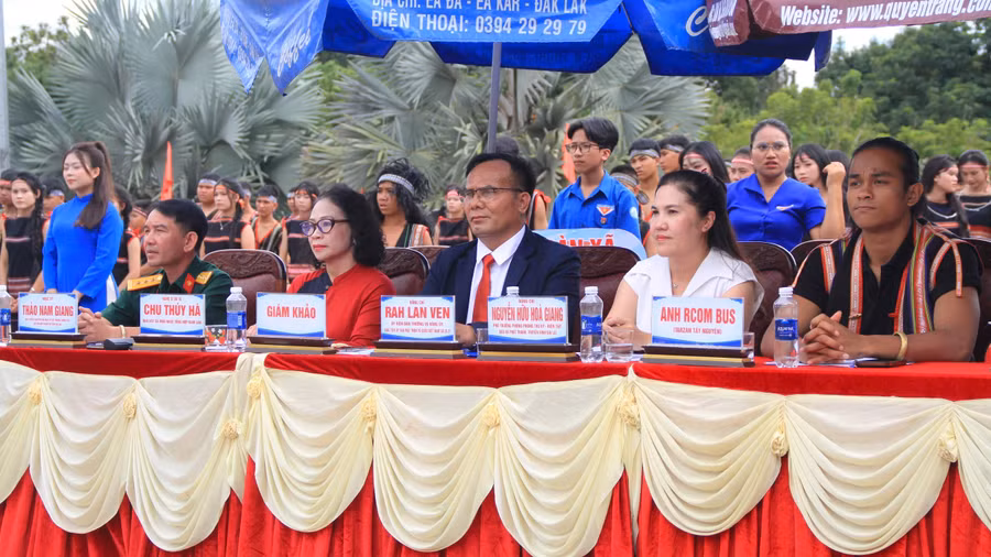 ban-giam-khao.jpg