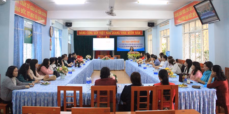 quang-canh-buoi-hoi-thao-tim-giai-phap-nang-cao-chat-luong-boi-duong-hoc-sinh-gioi-ngu-van.jpg