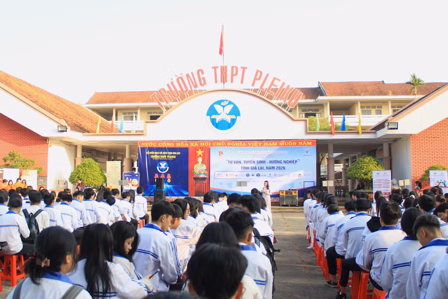 1-quang-canh-chuong-trinh-tuyen-sinh.jpg