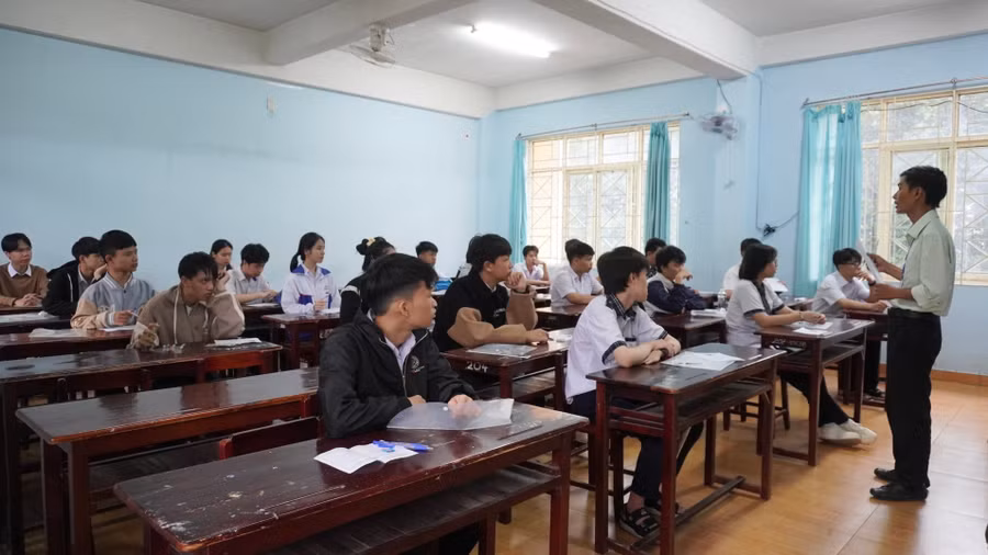 thi-sinh-du-thi-mon-ngu-van-khong-chuyen-tai-diem-thi-truong-thpt-chuyen-hung-vuong-anh-chu-hang.jpg