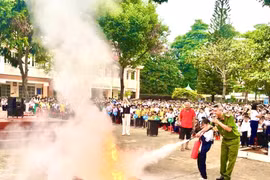 Tuyên truyền phòng cháy chữa cháy và phòng - chống đuối nước cho học sinh Trường Tiểu học Lê Quý Đôn.