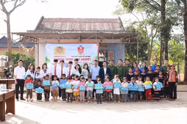 Trao quà và đồ ấm cho học sinh có hoàn cảnh khó khăn tại xã Ia Ly