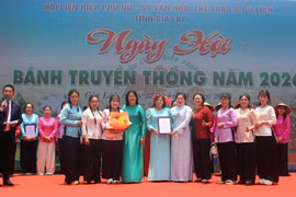 Đội Tuy Phước Bắc nhận giải nhất tại Hội thi bánh truyền thống năm 2026 diễn ra tại Quảng trường Đại Đoàn Kết.