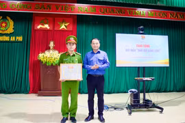 Trao huy hiệu “Tuổi trẻ dũng cảm” cho Đại úy Nguyễn Hữu Đạo