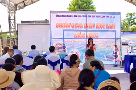 Hơn 200 người lao động tham gia Phiên giao dịch việc làm tại xã Đak Đoa.