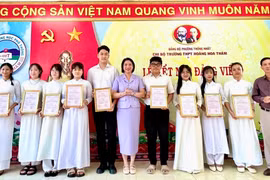 Chi bộ Trường THPT Hoàng Hoa Thám kết nạp 9 học sinh vào Đảng