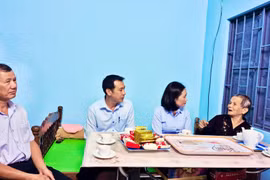Phường Pleiku bàn giao công trình sửa chữa nhà ở cho vợ liệt sĩ