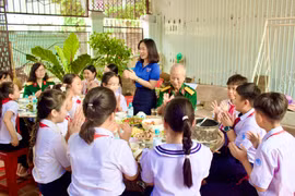 Những mâm cơm nghĩa tình trong tháng Tư lịch sử