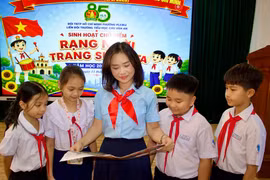 Cô giáo Đặng Thị Thủy luôn gieo nhiệt huyết vào từng hoạt động Đội, mang về giải thưởng "Cánh én hồng" danh giá năm 2026.