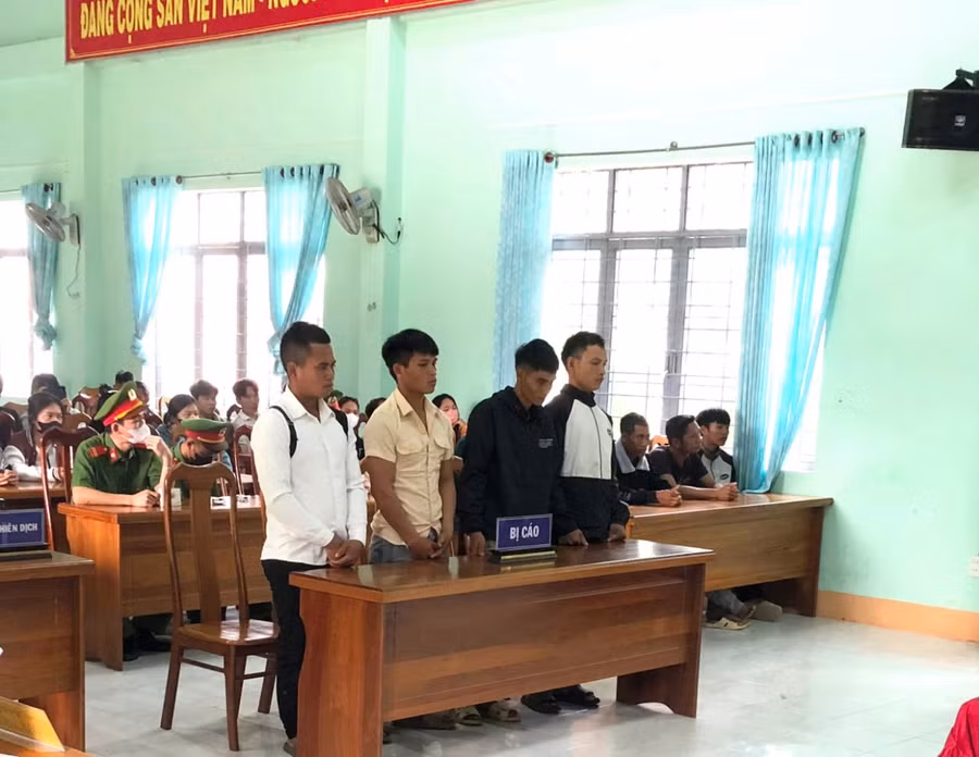 Các bị cáo Chun, Keo, Son và Blơh (từ trái qua) tại phiên tòa xét xử lưu động vụ án vi phạm quy định về khai thác, bảo vệ rừng và lâm sản.Ảnh: CTV