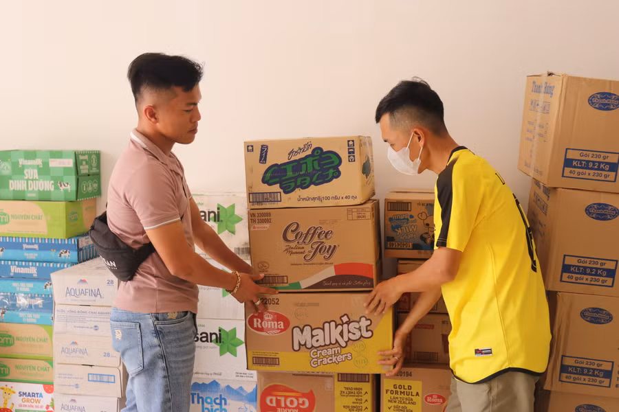 Những nhu yếu phẩm chuẩn bị trao gửi đến đồng bào miền Bắc ruột thịt. Ảnh: Lạc Hà