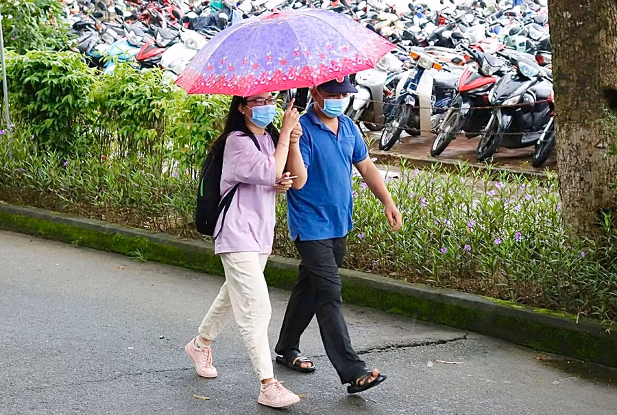 Tân sinh viên có nhiều nỗi lo khi mới bước chân vào giảng đường đại học. Ảnh: Lạc Hà