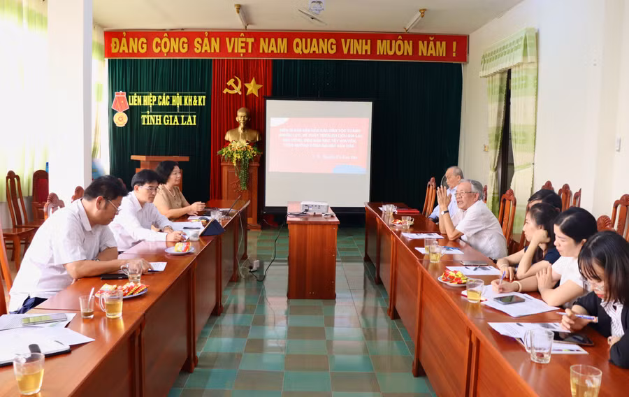 Quang cảnh buổi sinh hoạt chuyên đề Câu lạc bộ Trí thức Khoa học Công nghệ. Ảnh: Lạc Hà