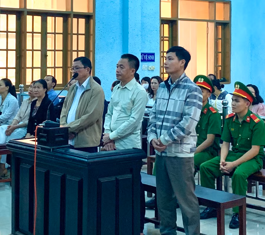 Bị cáo Hồ Quang Thi (người đứng giữa) tại phiên tòa sơ thẩm ngày 12-9-2023. Ảnh: R.H