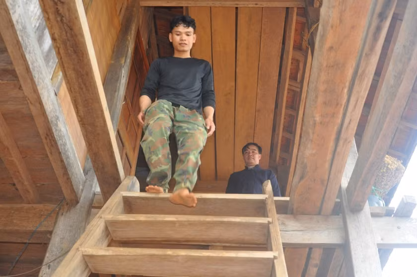 Cầu thang nhà sàn của gia đình anh Minh được vắt ngang đi lên với 9 bậc chứa đựng nhiều ý nghĩa. Ảnh: R.H Cầu thang nhà sàn của gia đình anh Minh được vắt ngang đi lên với 9 bậc chứa đựng nhiều ý nghĩa. Ảnh: R.H