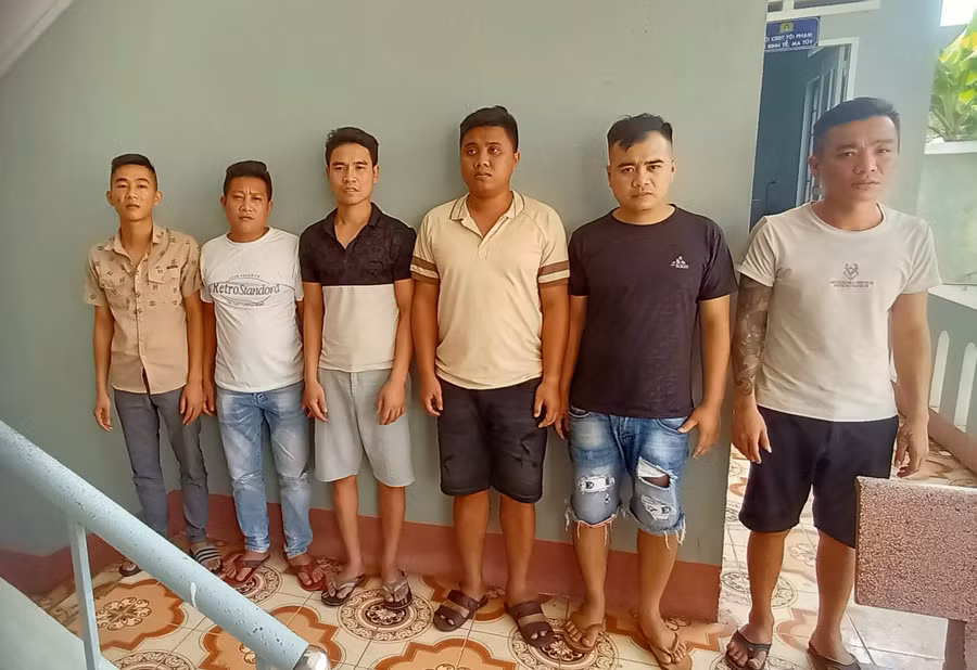 6 đối tượng, gồm: Đăng, Tưởng, Đông, Huy, Hiệp, Bình (từ trái qua). Ảnh: Công an thị xã An Khê