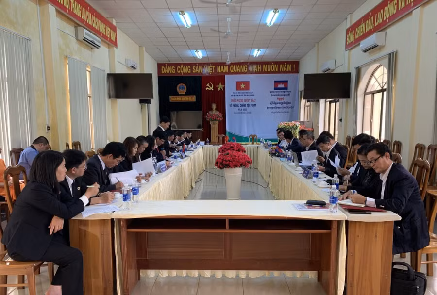 Quang cảnh hội nghị hợp tác giữa Toà án nhân dân tỉnh Gia Lai với Toà án sơ cấp tỉnh Ratanakiri. Ảnh: R'Ô HOK