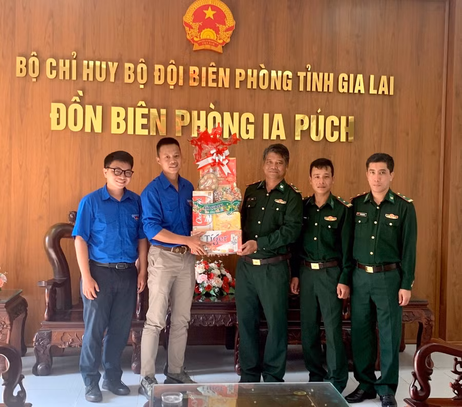 Chi đoàn Báo Gia Lai thăm, chúc Tết Đồn Biên phòng Ia Púch.Ảnh: R'Ô HOK