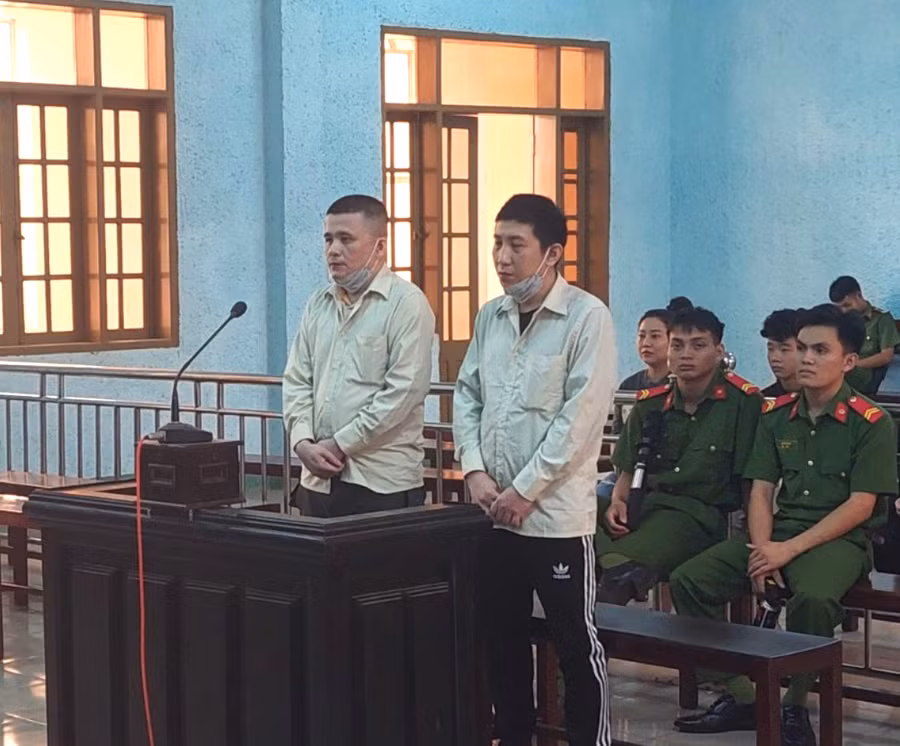 Bị cáo Nguyễn Thanh Hải (bìa trái) và Vũ Ngọc Linh tại phiên tòa. Ảnh: R'Ô HOK