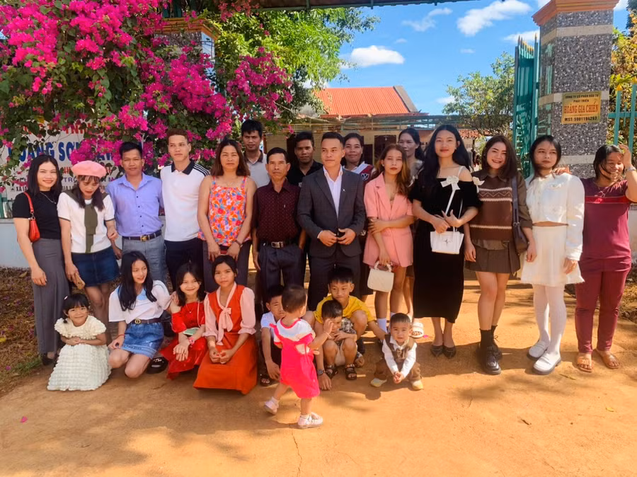 Gia đình anh Ksor Chiến (làng Bía Ngó, xã Ia Chía, huyện Ia Grai) cùng gia đình, họ hàng vui Tết Giáp Thìn năm 2024.Ảnh: R.H